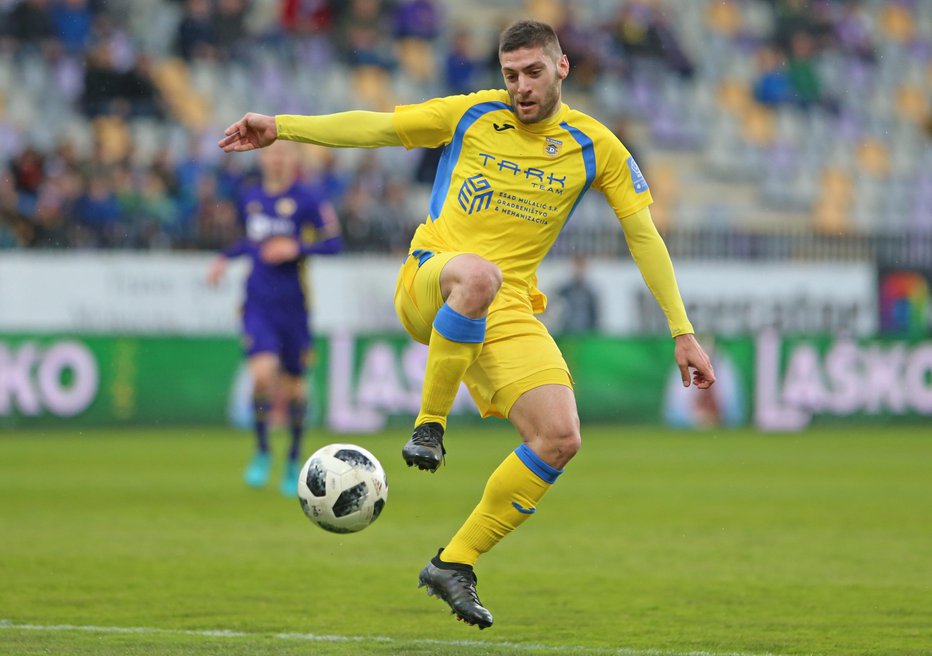 Fotografija: Branilec Matija Širok je zabil prvi gol za Domžale in garal tudi v obrambi. FOTO: Tadej Regent