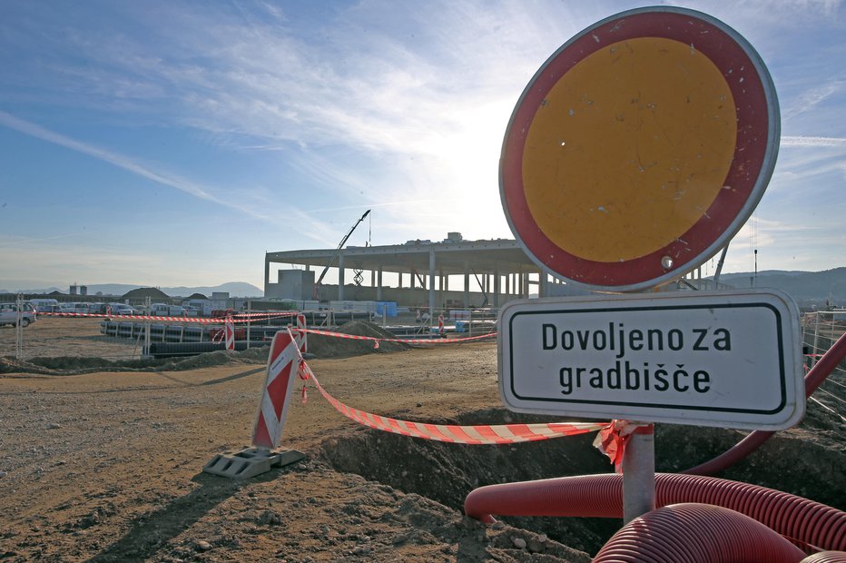 Fotografija: Gradnja tovarne Magna, Hoče. FOTO: Tadej Regent/Delo