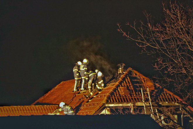 Streha je zgorela, stanovanje pa so rešili. FOTO: Tanja Jakše Gazvoda