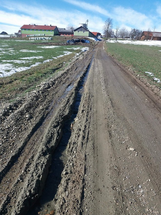 Dokler je bil sneg, je še nekako šlo, ko pa je začel kopneti, so v cesti zazijali jarki.