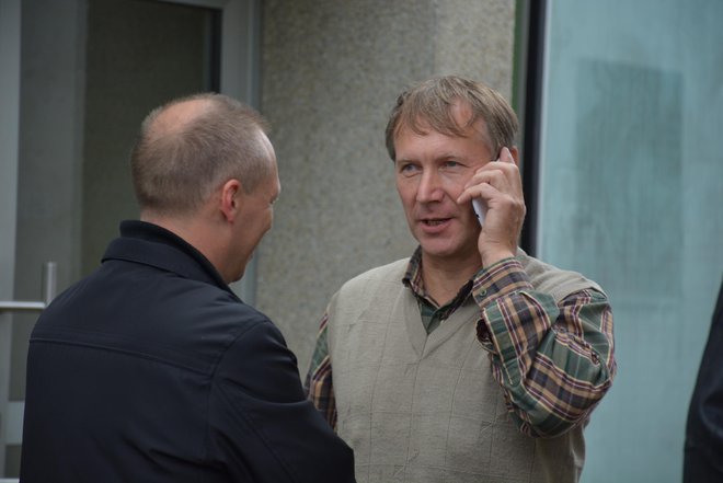 Radgonski župan (s telefonom) Stanislav Rojko in podžupan Robert Žinkovič tarnata, da občina nima denarja za celovito ureditev ceste, ker je takšnih primerov še veliko.