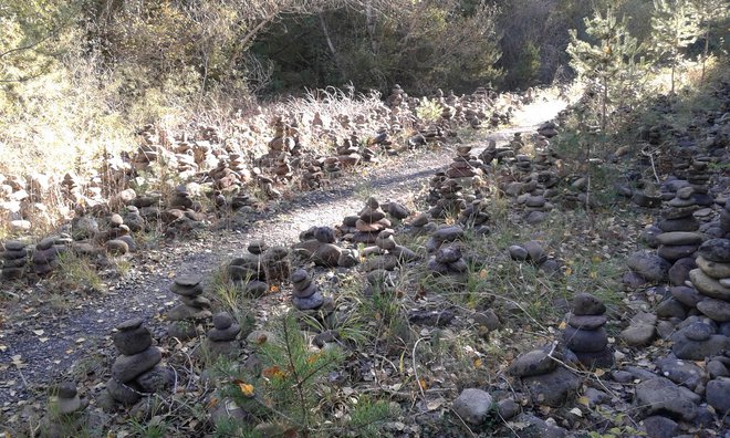 Krajevni umetnik David s temi možici spodbuja romarje: »Buen Camino!« Foto Vladimir Jerman