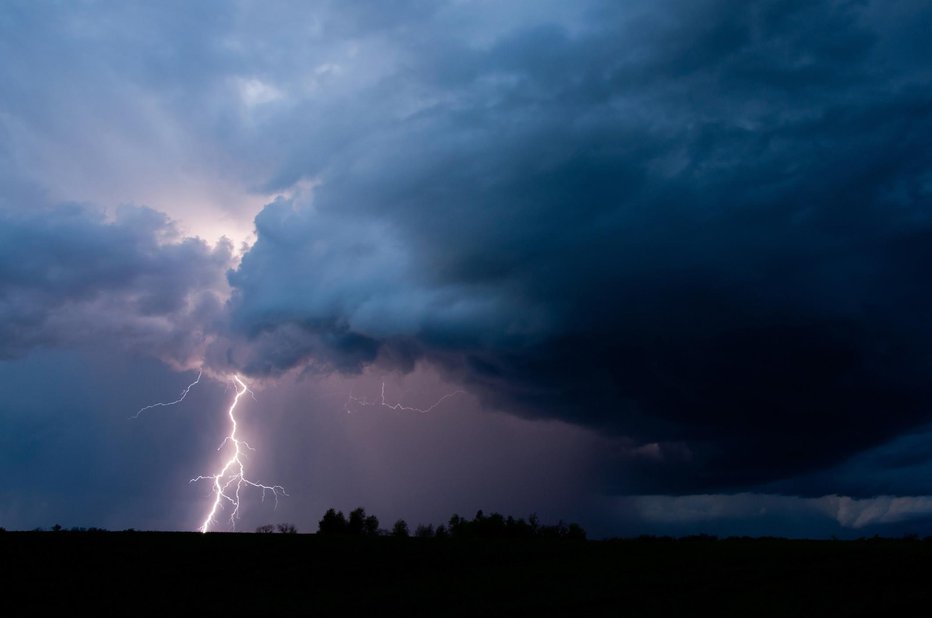 Fotografija: Napovedujejo nevihte in neurja. FOTO: Getty Images/istockphoto