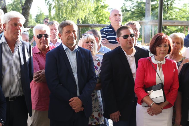 Karel Erjavec mrkega obraza med podporniki. FOTO: Tomi Lombar, Delo