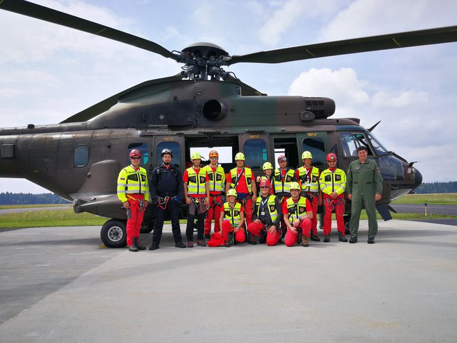 Prva ekipa 12 članov se je na vajo podala s helikopterjem Slovenske vojske AS AL 532 cougar. FOTO: Maks Merela