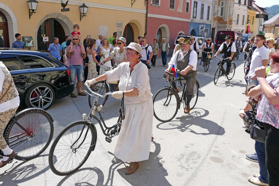 Fotografija: Starodobni kolesarji na škofjeloškem Mestnem trgu. Foto: Primož Hieng