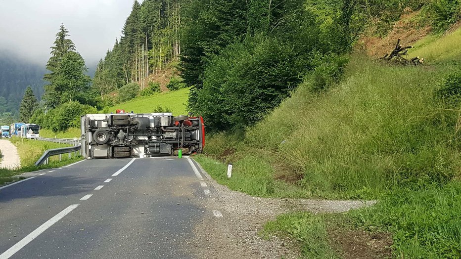 Fotografija: Cesta je bila več ur zaprta za ves promet. FOTO: PGD Radlje ob Dravi