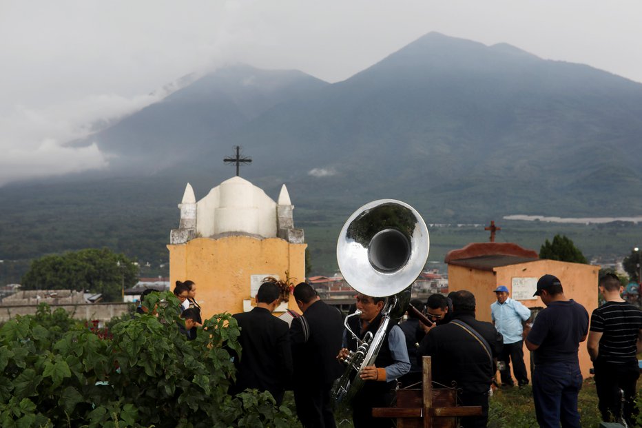 Fotografija: Evakuirali so več kot 3300 ljudi, nastanjeni so v zavetiščih. FOTO: Reuters