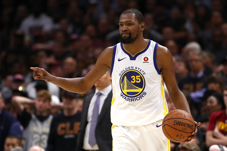 Fotografija: CLEVELAND, OH - JUNE 06: Kevin Durant #35 of the Golden State Warriors reacts against the Cleveland Cavaliers in the second half during Game Three of the 2018 NBA Finals at Quicken Loans Arena on June 6, 2018 in Cleveland, Ohio. NOTE TO USER: User expressly acknowledges and agrees that, by downloading and or using this photograph, User is consenting to the terms and conditions of the Getty Images License Agreement.   Gregory Shamus/Getty Images/AFP
== FOR NEWSPAPERS, INTERNET, TELCOS & TELEVISION USE ONLY ==