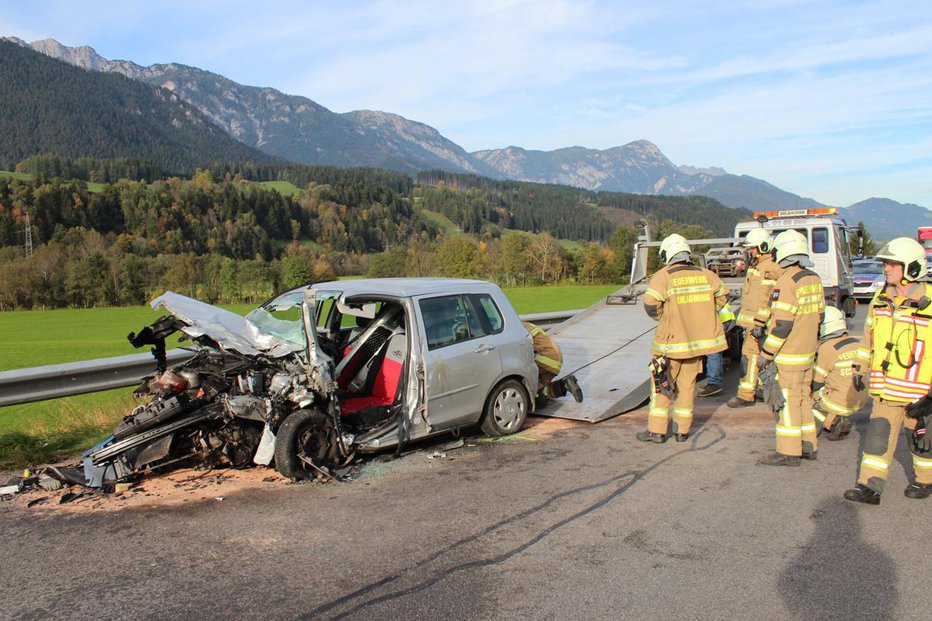 Fotografija: Avstrijka je umrla na kraju nesreče, iz vozila so jo morali rezati. FOTO: Gasilci Schladming