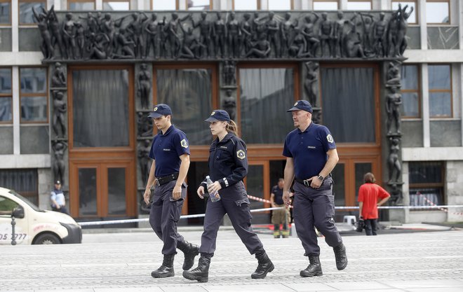 Sumljivi prah v prostorih parlamenta FOTO: Blaž Samec/Delo