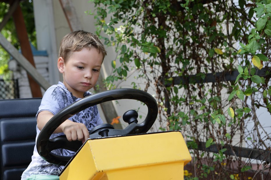 Fotografija: Starejši je ustavil traktor in sestopil na travo, mlajši je dal v vzvratno prestavo (fotografija je simbolična). Foto: Getty images/Istockphoto