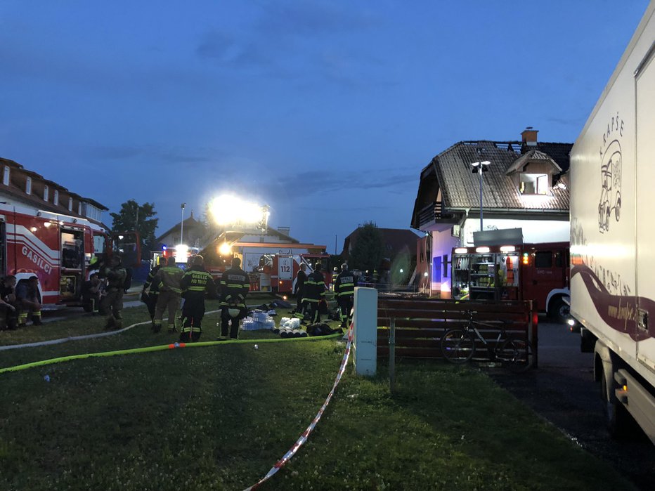 Fotografija: Gasilci so imeli polne roke dela, preden so pogasili ognjene zublje. FOTO: Aleš Andlovič