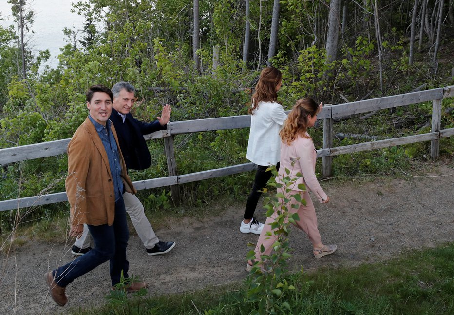 Fotografija: Justin Trudeau z ženo Sophie Gregoire Trudeau na sprehodu z argentinskim predsednikom Mauriciem Macrijem. FOTO: Reuters