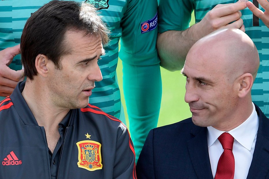 Fotografija: Zdaj že bivši selektor Španije Julen Lopetegui (levo) in predsednik zveze Luis Rubiales v pogovoru pred dobrim tednom, ko je med njima še vladala idila. Foto: AFP