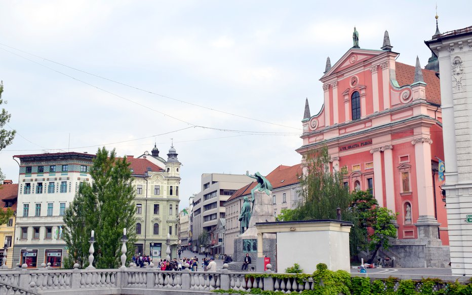 Fotografija: Litoželezno ograjo starega frančiškanskega mostu so 1932. zamenjali kamniti stebrički Plečnikovega tromostovja. Foto: Boris Dolničar