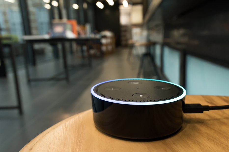 Fotografija: Amazonova virtualna asistenka Alexa, ki sprejema glasovne ukaze prek naprave Echo, se je vklopila, ko je v ozadju slišala besedo, podobno Alexi. FOTO: Shutterstock