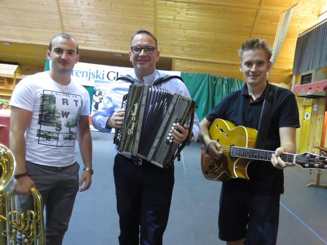 Denis Novato je s svojim triom (Žanom Mernikom na levi in Danielom Schneiderjem na desni) igral tudi na letošnjem Alpskem večeru. FOTO: Mojca Marot