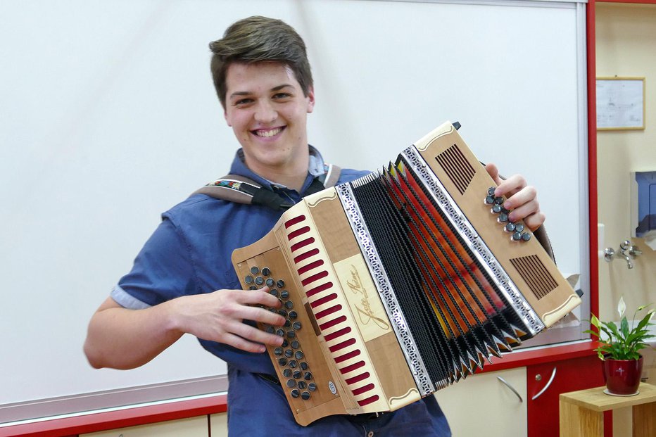 Fotografija: Jože Kožar je zaigral na svojo harmoniko.