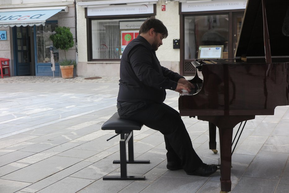 Fotografija: Luka Borkovič je pojasnil, da ga niso motili zvoki mesta, ki so občasno zavzeli Glavni trg. FOTO: Špela Ankele