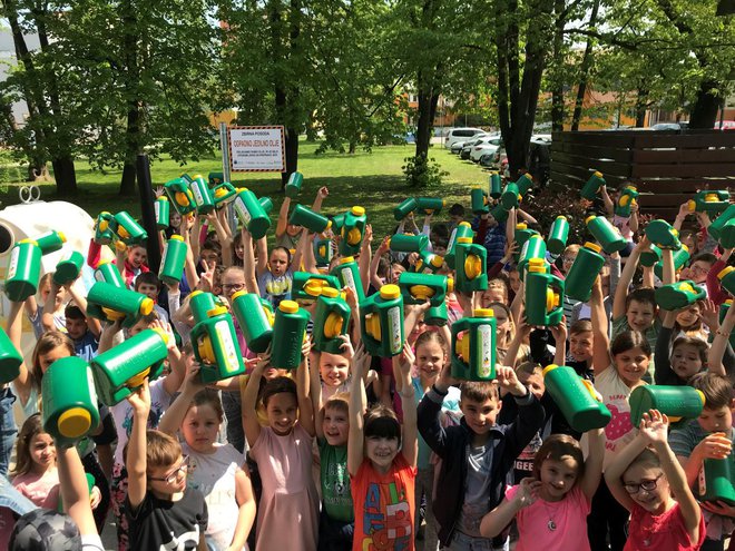 Otroci na območju Brežic so zbrali veliko količino odpadnega olja. FOTO: Komunala Brežice