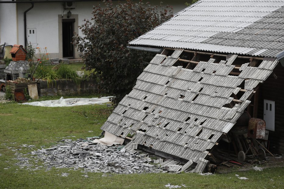 Fotografija: V občini Črnomelj praktično ni strehe, ki jo neusmiljena toča ni poškodovala. FOTO: Leon Vidic, Delo