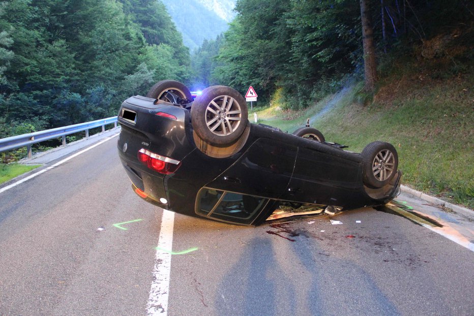 Fotografija: Obrnilo ga je na streho. FOTO: PU Kranj