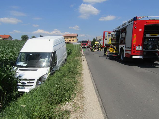 Kombi je odneslo s ceste. FOTO: Pgd Trebnje