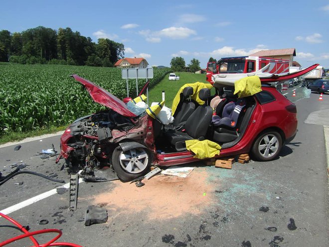 Gasilci so morali voznico, ki je nesrečo povzročila na Dolenjskem, iz avtomobila rešiti s tehničnim posegom. FOTO: Pgd Trebnje