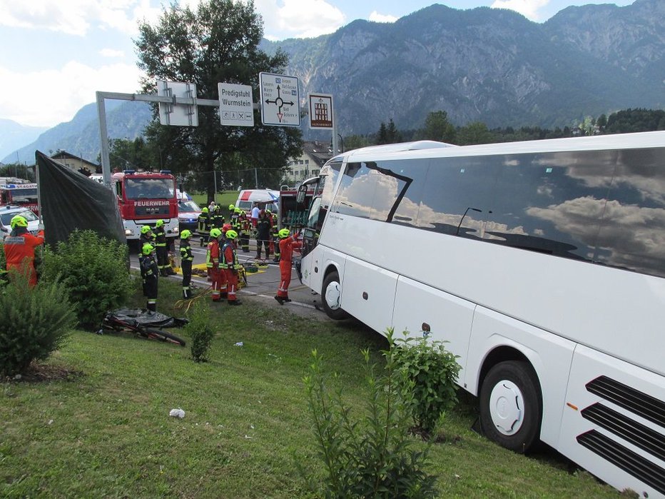 Fotografija: Avtobus se je zaustavil v brežini po 40 metrih vzvratne vožnje. FOTO: Gasilci Bad Goisern