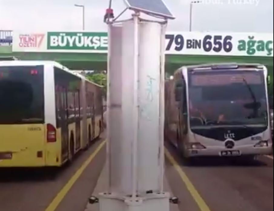 Fotografija: Turbine ob avtobusni liniji proizvajajo elektriko. FOTO: Youtube