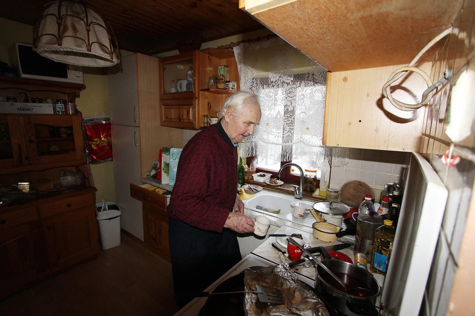 Fotografija: Ferdinand Rantaša precej časa namenja zbirki radijskih sprejemnikov in starih motorjev. FOTO: OSTE BAKAL