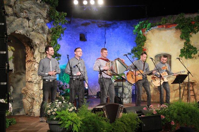 V revijalnem delu festivala, med štetjem glasov, je nastopil ansambel Spev. FOTO: Marko Novak in Mojca Marot