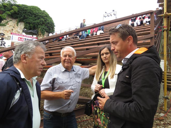 Tehnični organizator Zdravko Geržina (od leve) in direktor festivala Janez Toplak v pogovoru z odgovornim urednikom Radia Ptuj Domnom Hrenom. FOTO: Marko Novak in Mojca Marot