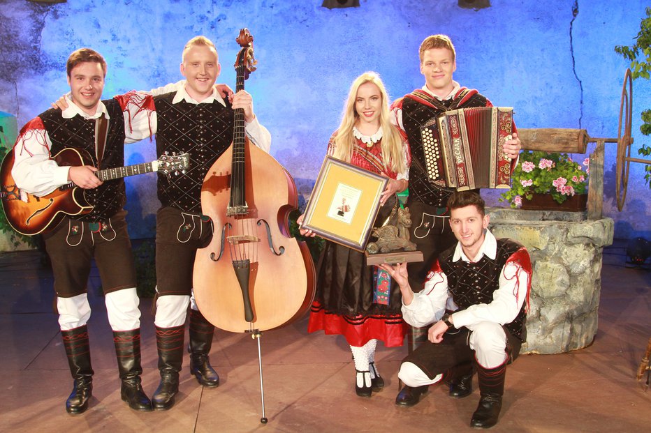 Fotografija: Ansambel Boršt je zbral najvišje ocene strokovne komisije, komisije radijskih postaj in občinstva in osvojil zlatega zmaja vurberškega festivala. FOTO: Marko Novak in Mojca Marot