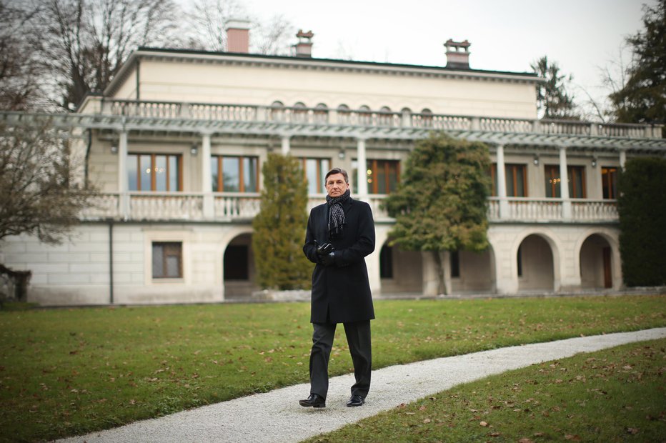 Fotografija: Borut Pahor pred Vilo Podrožnik FOTO: Jure Eržen