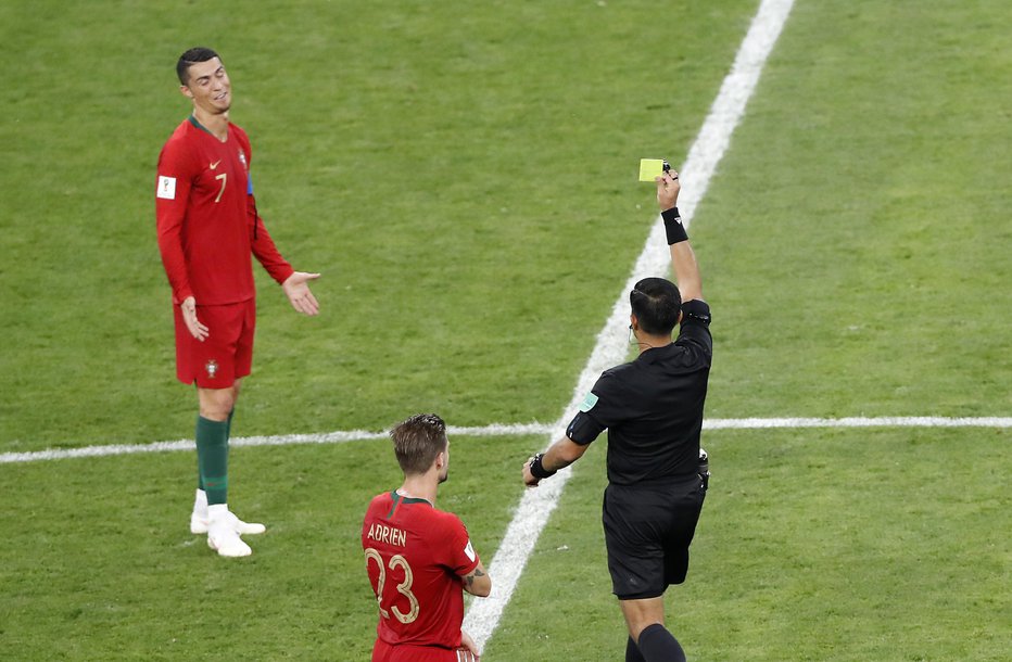 Fotografija: Cristiano Ronaldo je najprej zapravil kazenski strel (ostaja pri štirih zadetkih), potem pa jo je srečno odnesel z rumenim kartonom ob udarcu iranskega branilca. Foto: AP