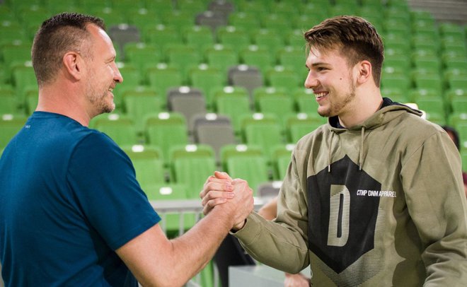 Luka Dončić je takole pozdravil selektorja Rada Trifunovića. Foto: kzs.si