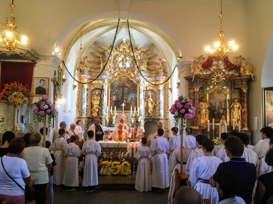 Fotografija: Mašo ob 750-letnici župnije Vinica je daroval novomeški škof Andrej Glavan. FOTOGRAFIJE: Jaroslav Jankovič