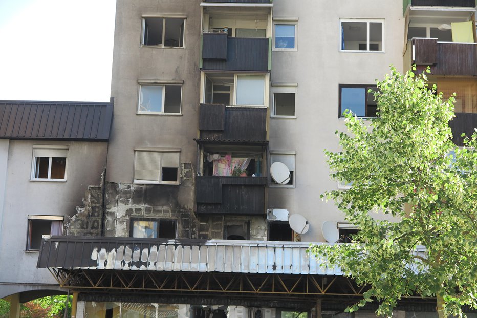 Fotografija: Uničena je pekarna v pritličju, poškodovana so tudi stanovanja v nižjih nadstropjih bloka. FOTO: Špela Ankele