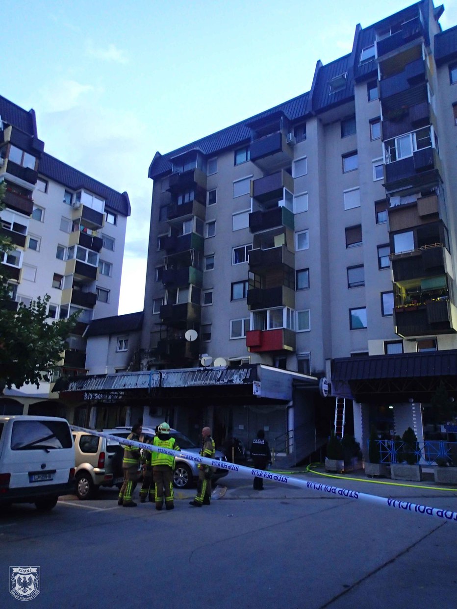 Fotografija: Kranjski poklicni gasilci in njihovi prostovoljni kolegi iz treh društev so imeli v ponedeljek delovno noč. FOTO: Gasilci Kranj