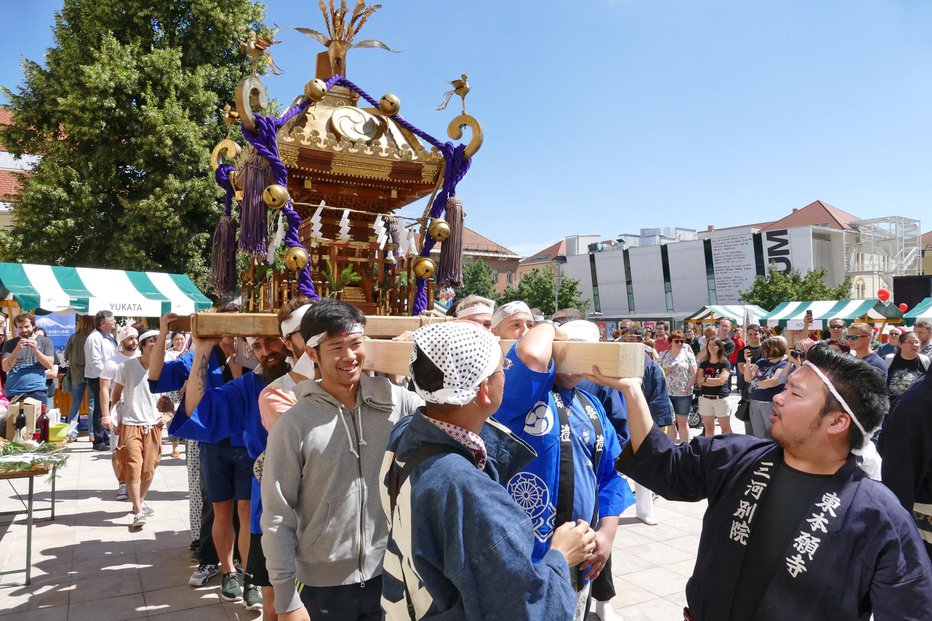 Fotografija: Japonsko svetišče so si oprtali na ramena. FOTO: Primož Hieng