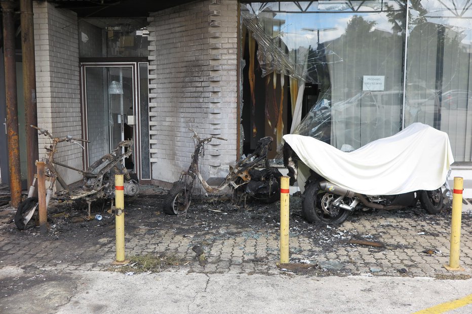 Fotografija: Je zagorelo na motorjih, ki so bili parkirani pred blokom? FOTO: Špela Ankele