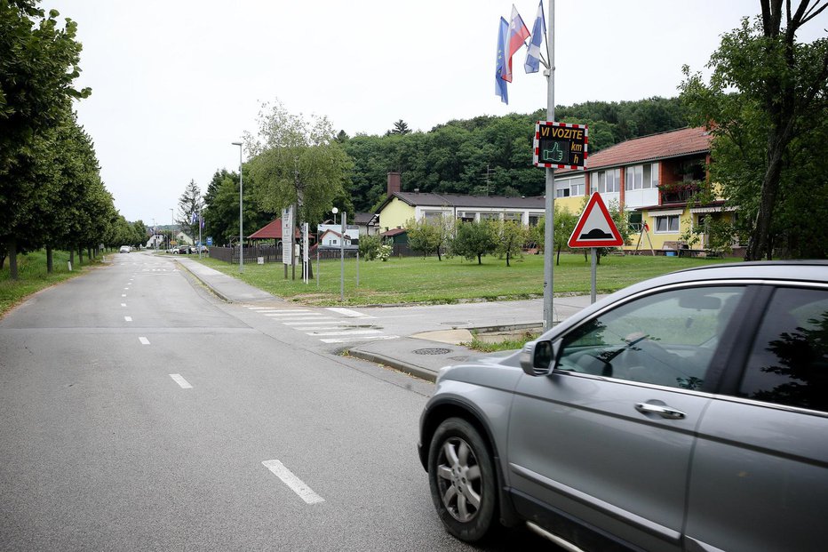 Fotografija: V naselju Kuzma so prikazovalnik postavili ob osnovni šoli in vrtcu. FOTO: Oste Bakal