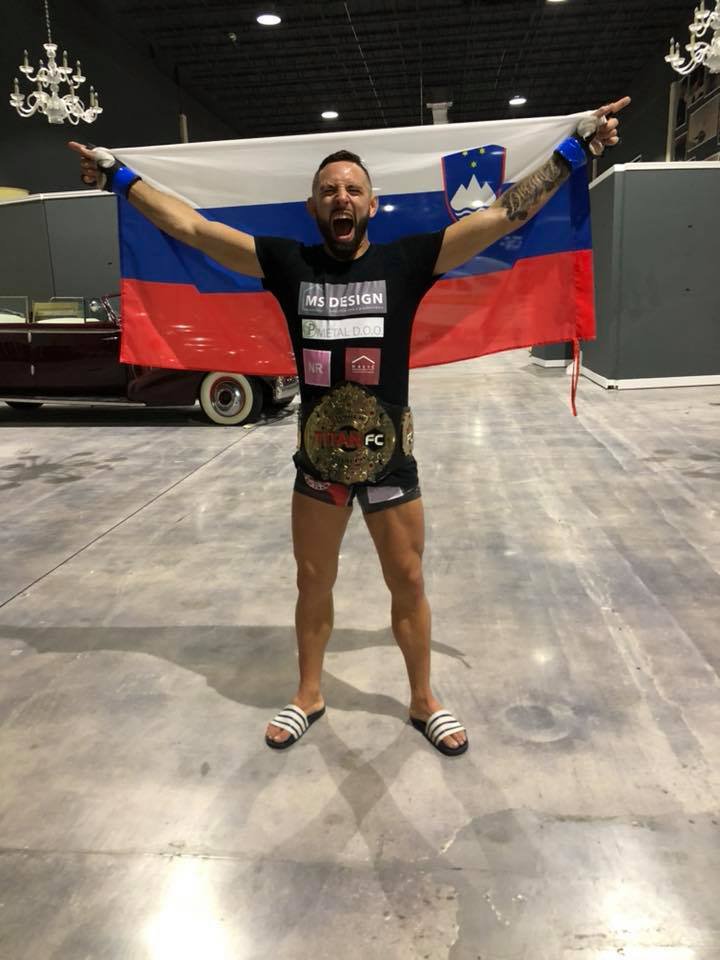 Fotografija: Uroš Jurišič s šampionskim pasom ameriškega združenja Titan FC FOTO: osebni arhiv