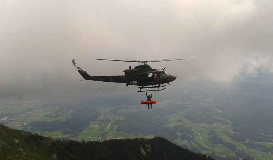 Fotografija: Razmere so bile preslabe, da bi lahko helikopter poletel na pomoč. FOTO: GRS Tržič 