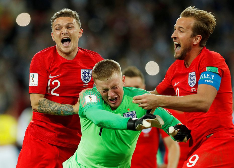 Fotografija: Junaški vratar Jordan Pickford je po zmagi moral prenesti tudi napad veselja soigralcev. Foto: Reuters