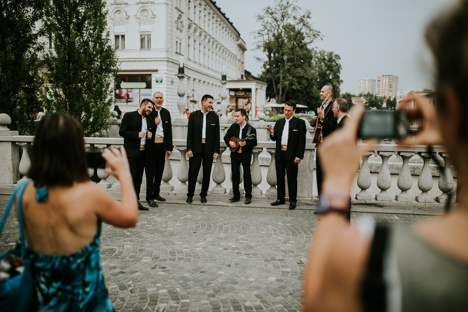 Fotografija: Klapa Kampanel je na ljubljanskem Tromostovju izvedla kratek ulični koncert presenečenja. FOTO: Danilo Kesić