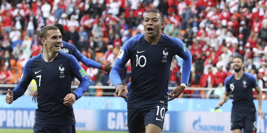 Fotografija: Antoine Griezmann in Kylian Mbappe sta pred zahtevno nalogo, saj je obramba Urugvaja doslej prejela le en zadetek. FOTO: AP