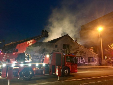 Fotografija: Ogenj na Metelkovi. FOTO: B. F.